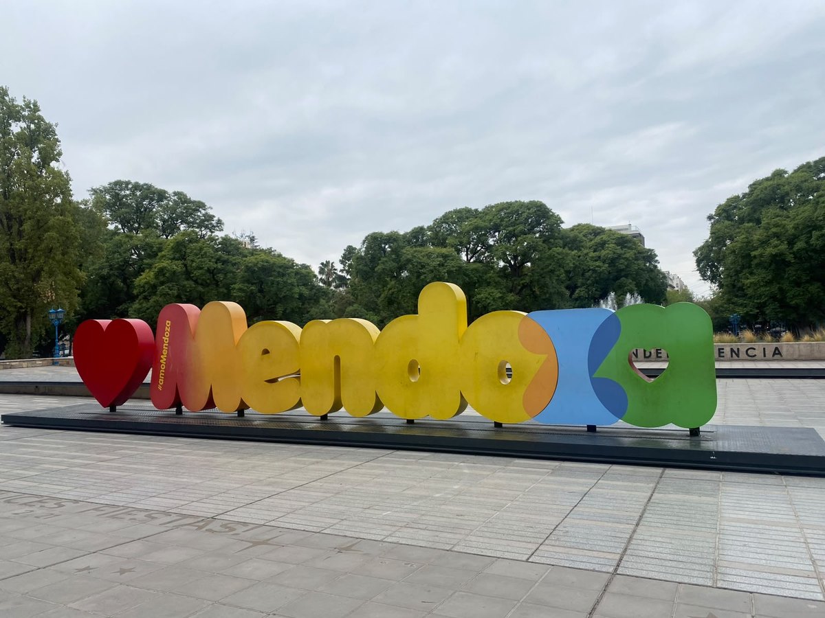 The colourful Mendoza sign with a red heart in front of Plaza Independencia